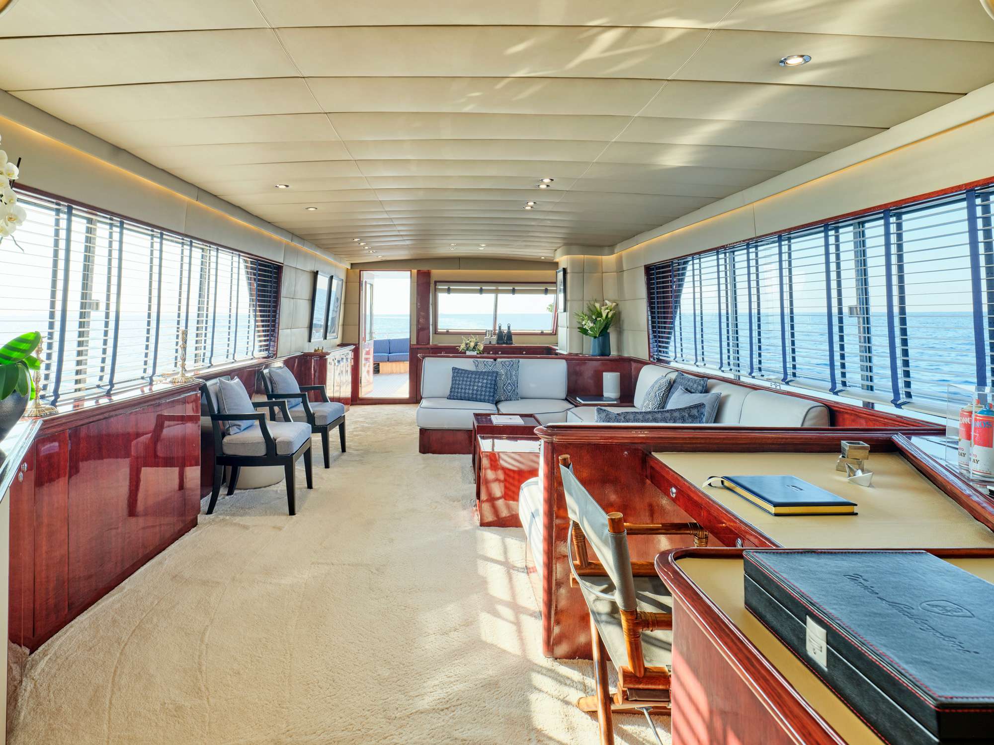 ALAYA Yacht Charter - Desk area