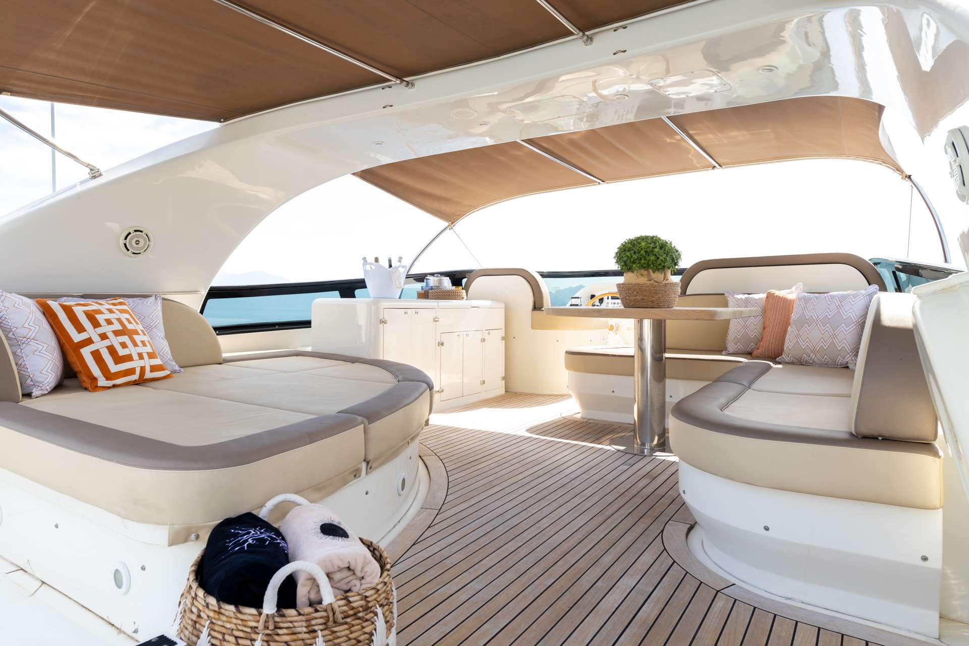 COOKIE Yacht Charter - sun deck