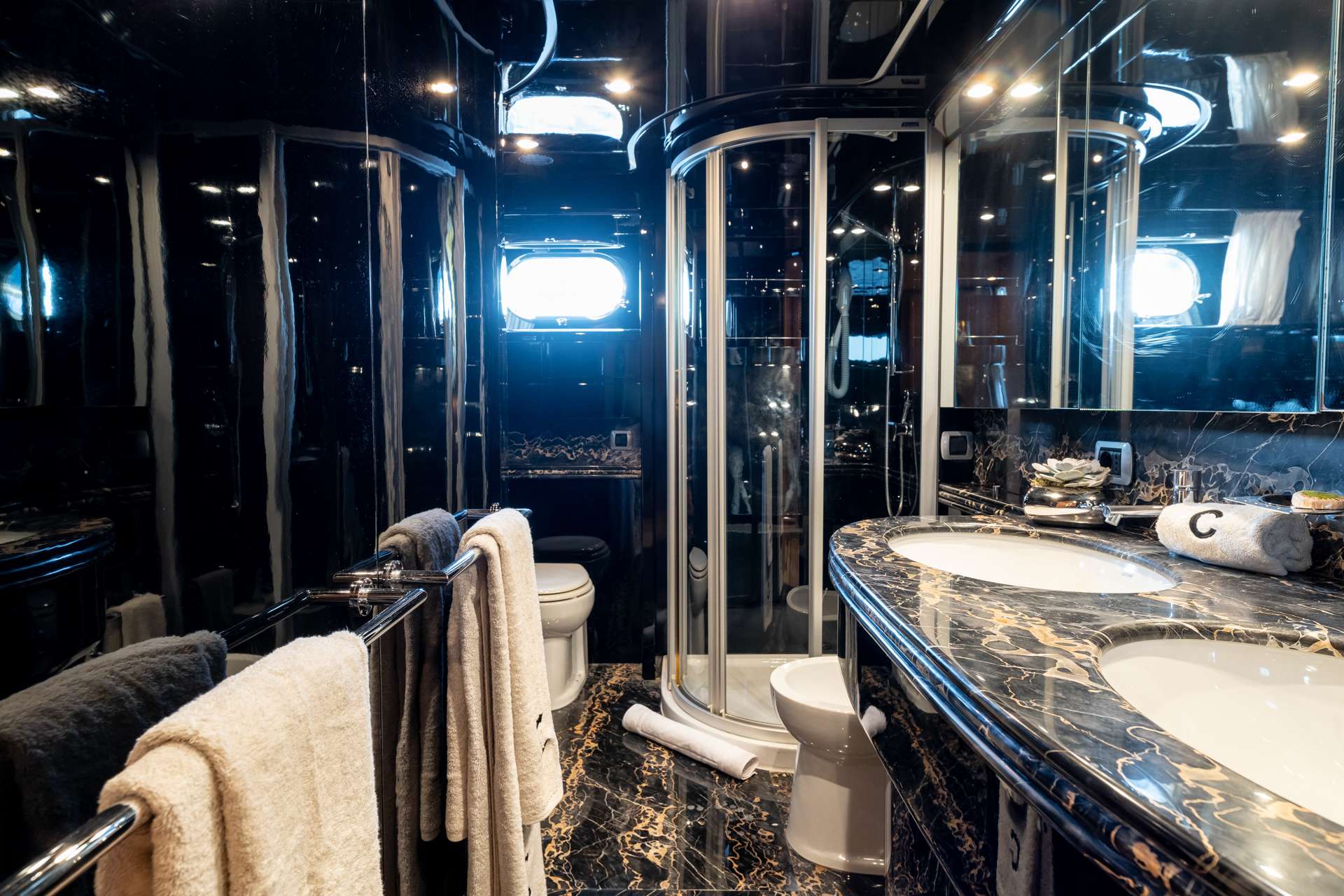 COOKIE Yacht Charter - Owner's bath