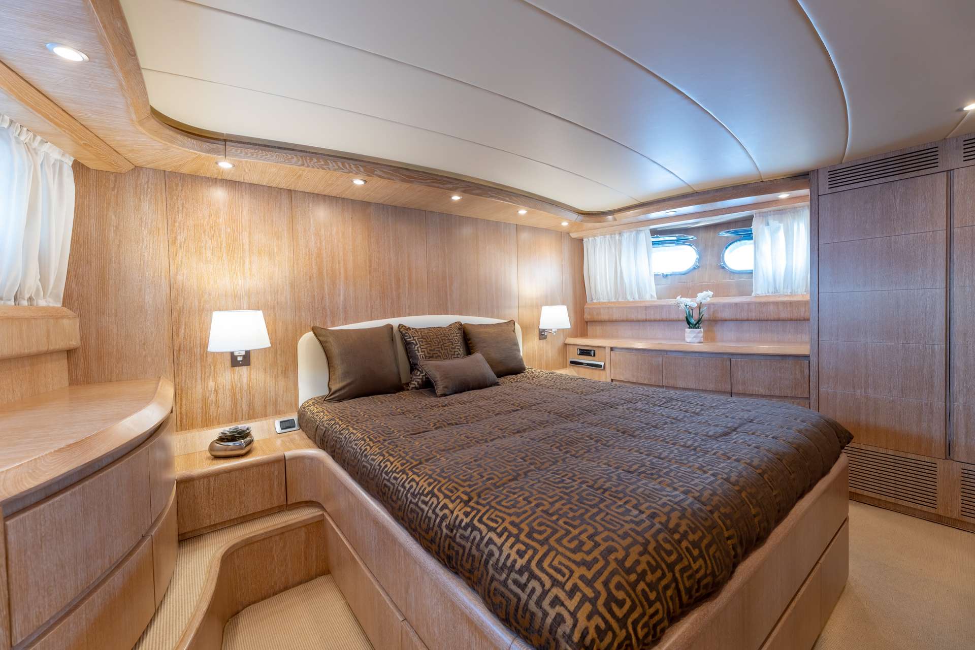 COOKIE Yacht Charter - VIP suite