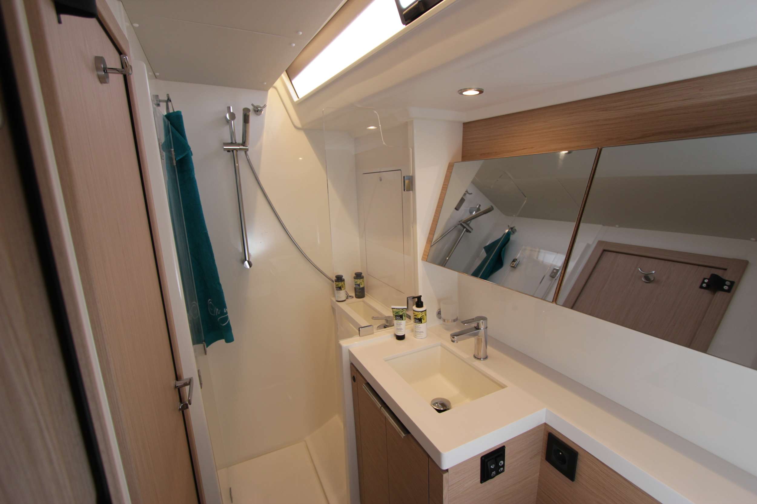 ON Y VA Yacht Charter - Bathroom