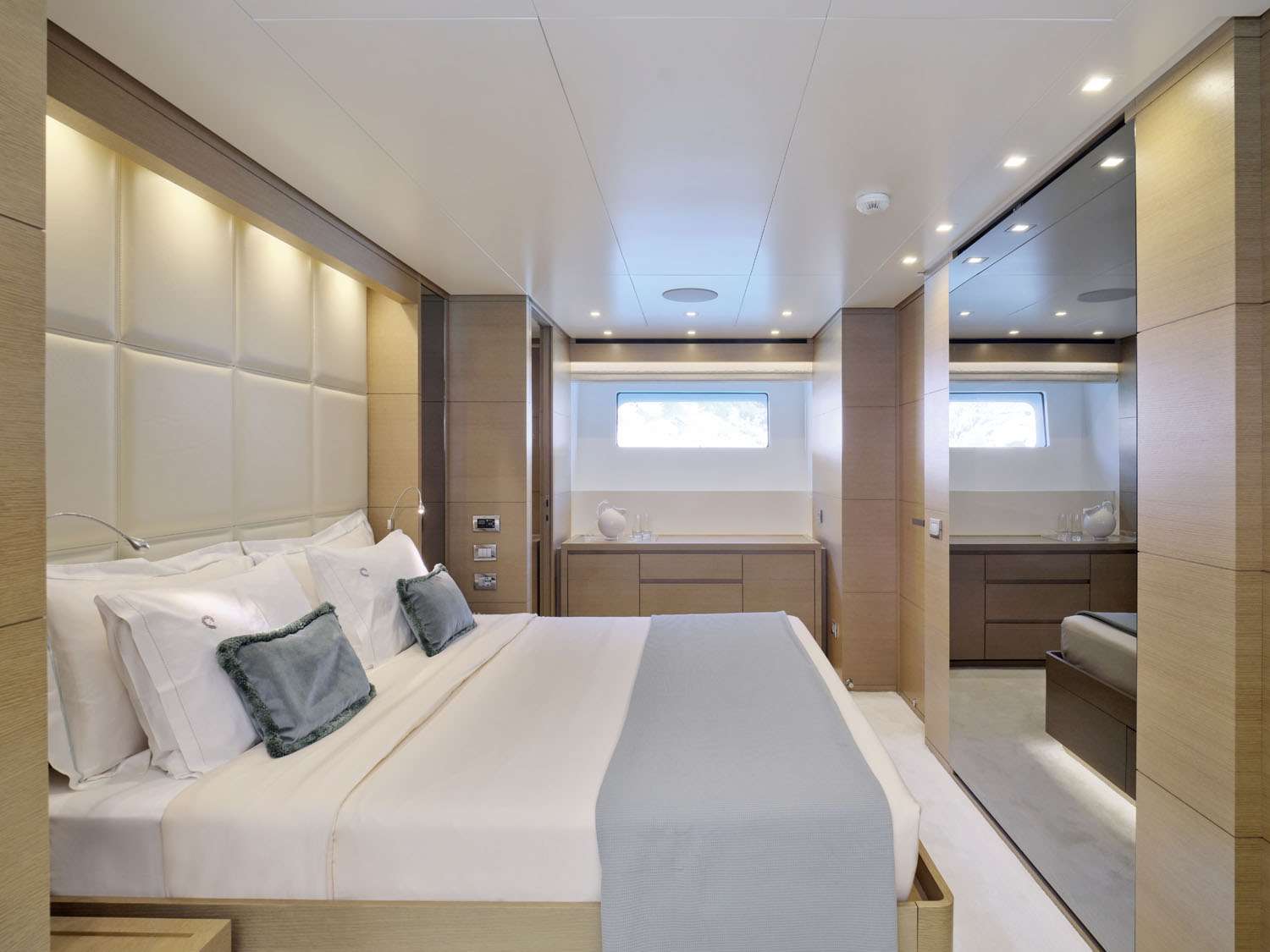 FLOR Yacht Charter - VIP Suite I