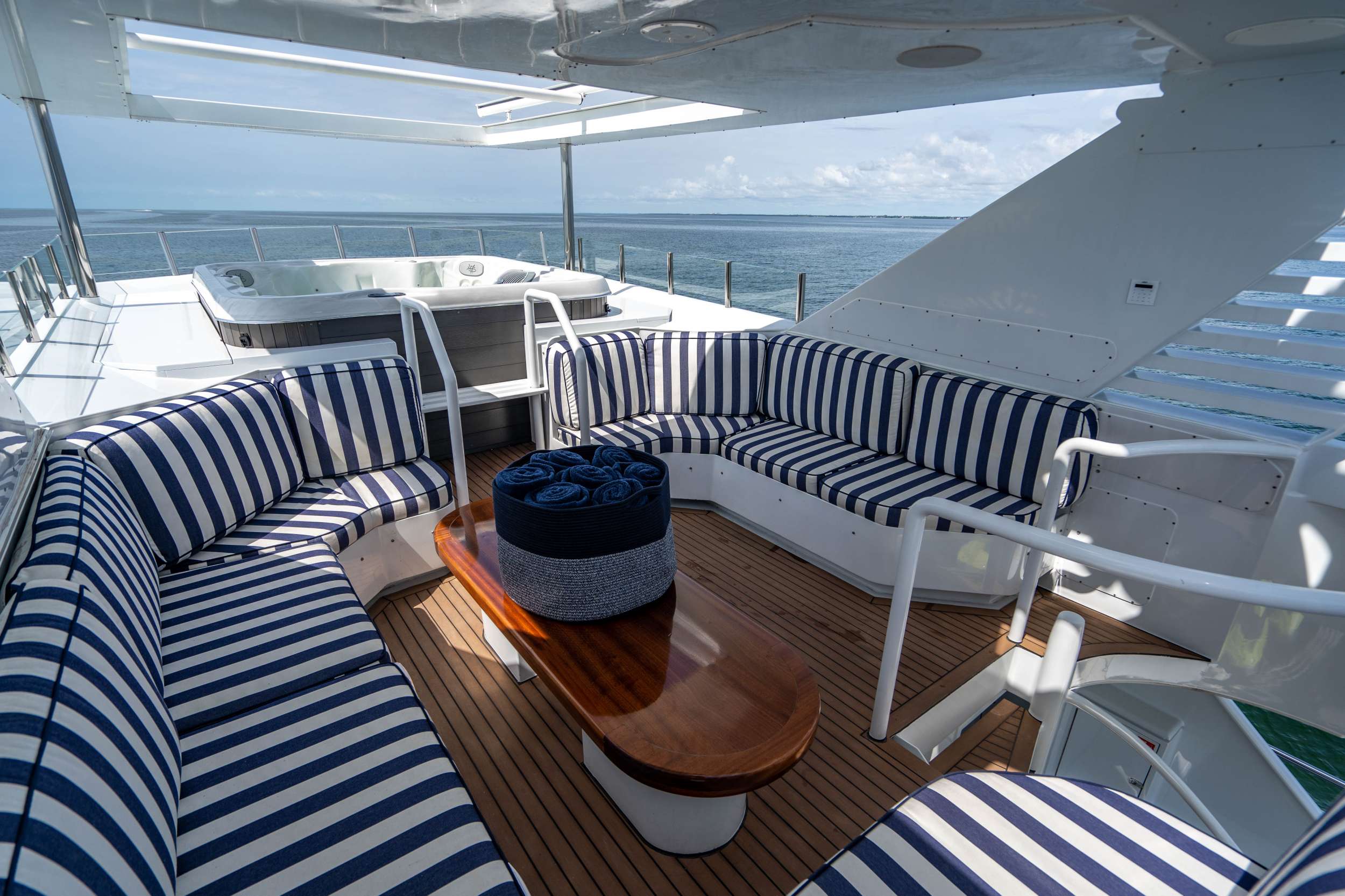 QUANTUM Yacht Charter - Flybridge seating