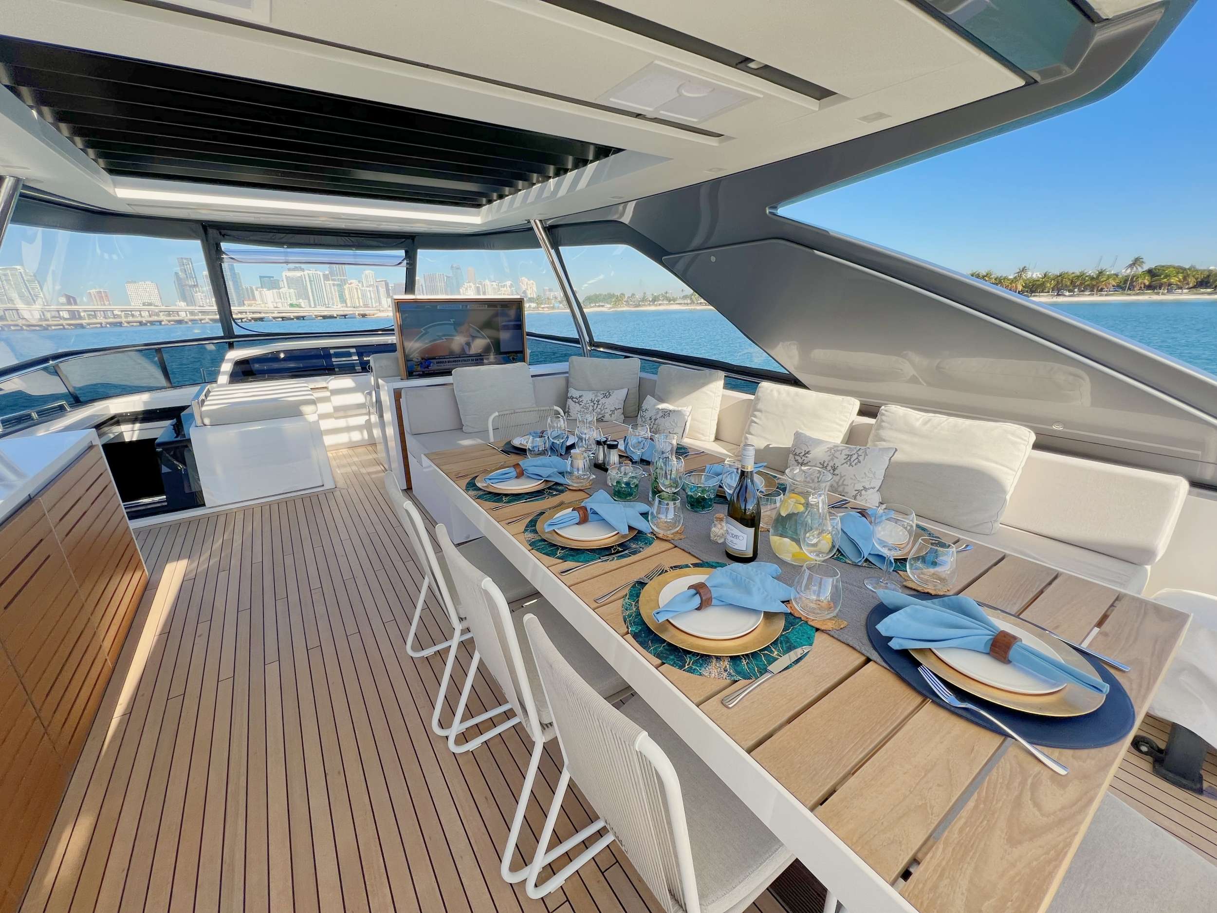 Sun deck al fresco dining