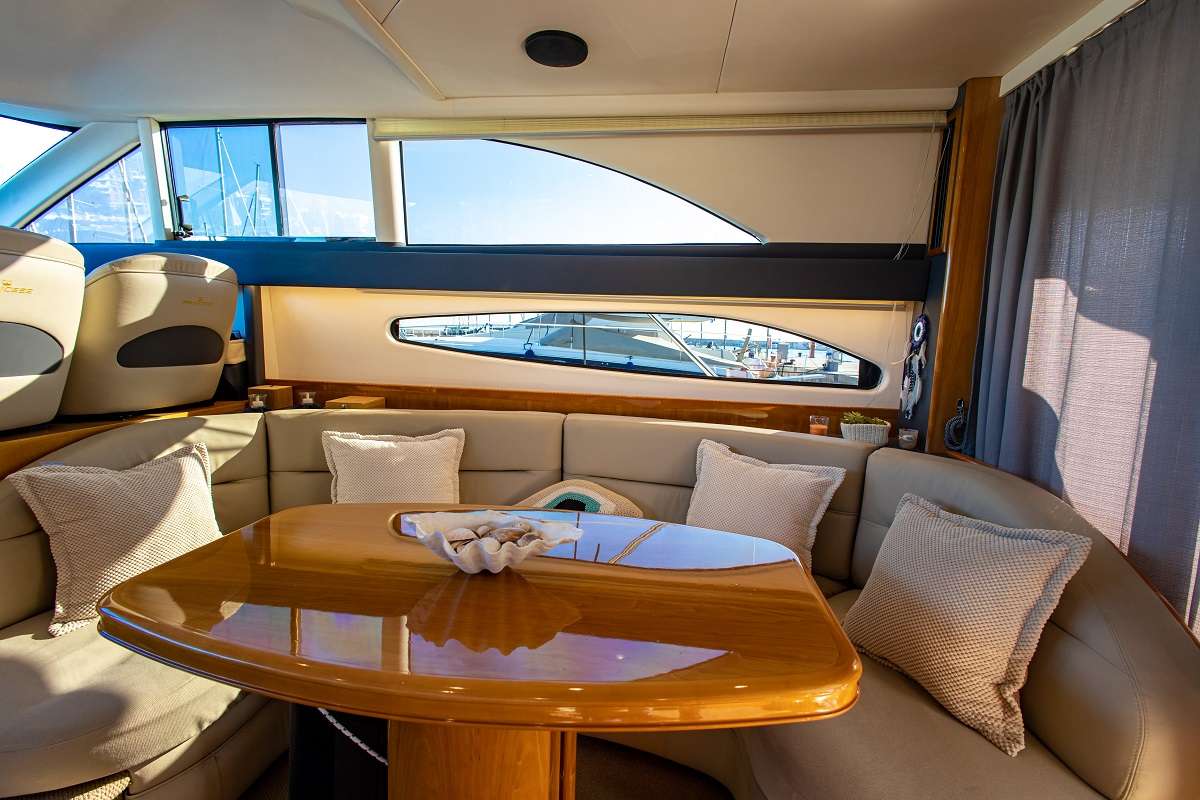Dining area for up to 6 guests