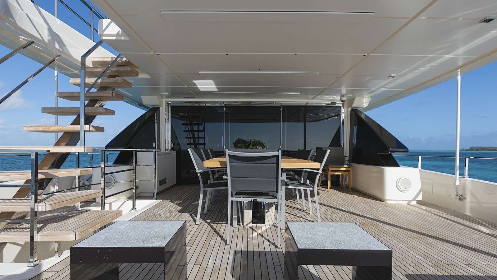 Sky lounge dining