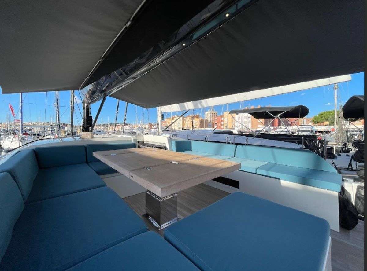 Cockpit with telescopic table
