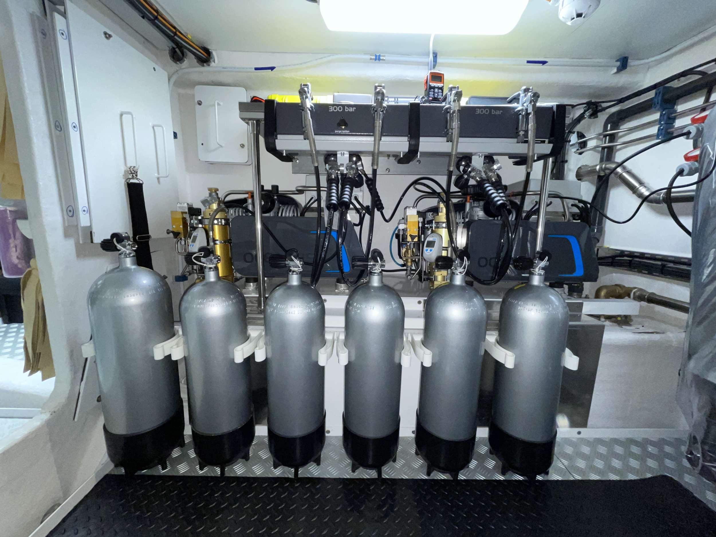 Dive Tanks &amp; Compressor