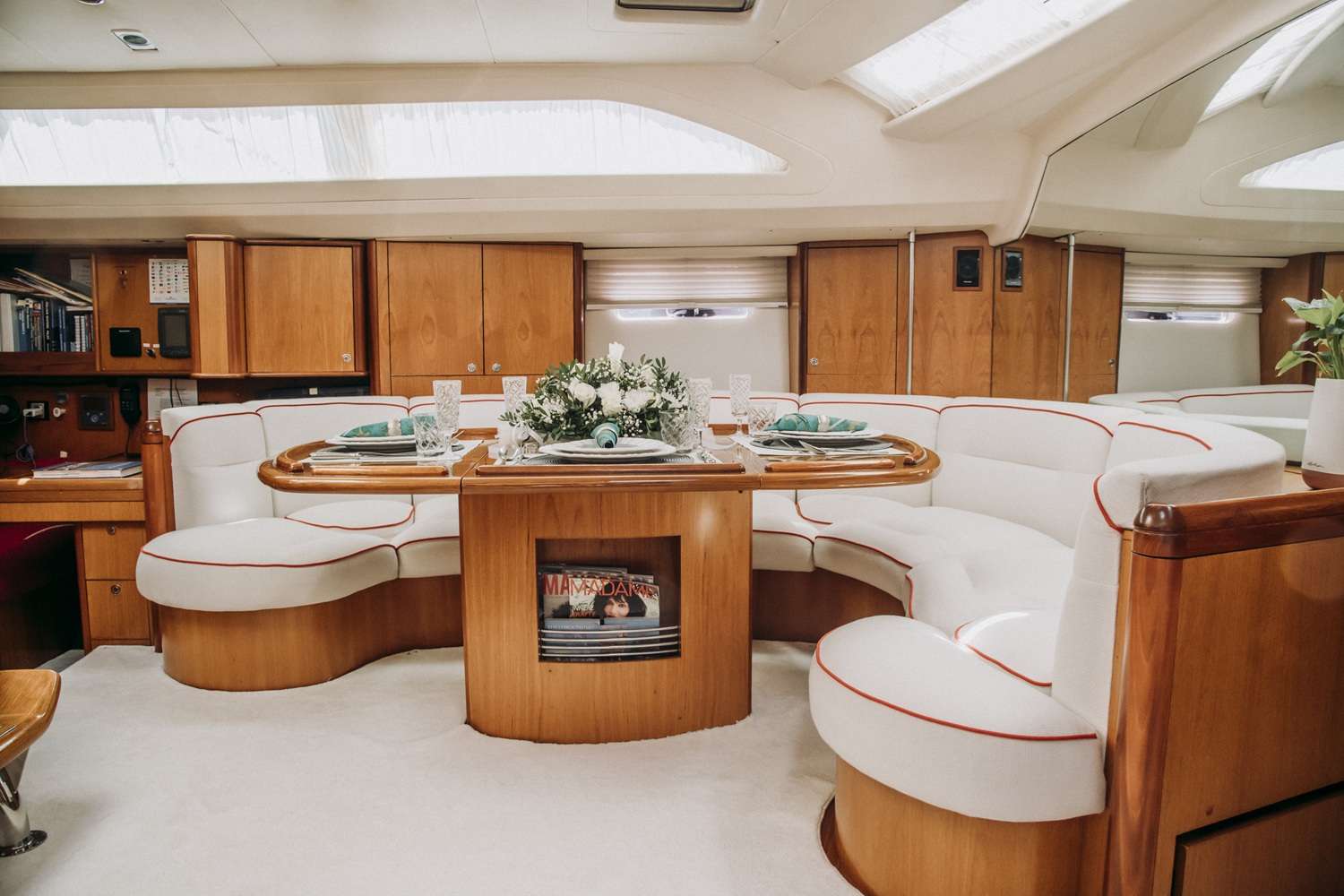 Salon dining &amp; sofa
